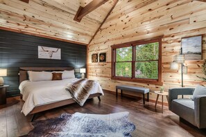8 bedrooms, WiFi, bed sheets - Laughing Fox Lodge: MiniGolf + Expansive Decks + Private Heated Pool + Hot Tub (Sevierville)