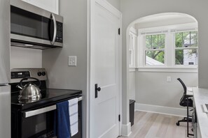 Jääkaappi, mikroaaltouuni, uuni, liesi