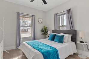 2 makuuhuonetta, tallelokero huoneessa, työpöytä, silitysrauta/-lauta