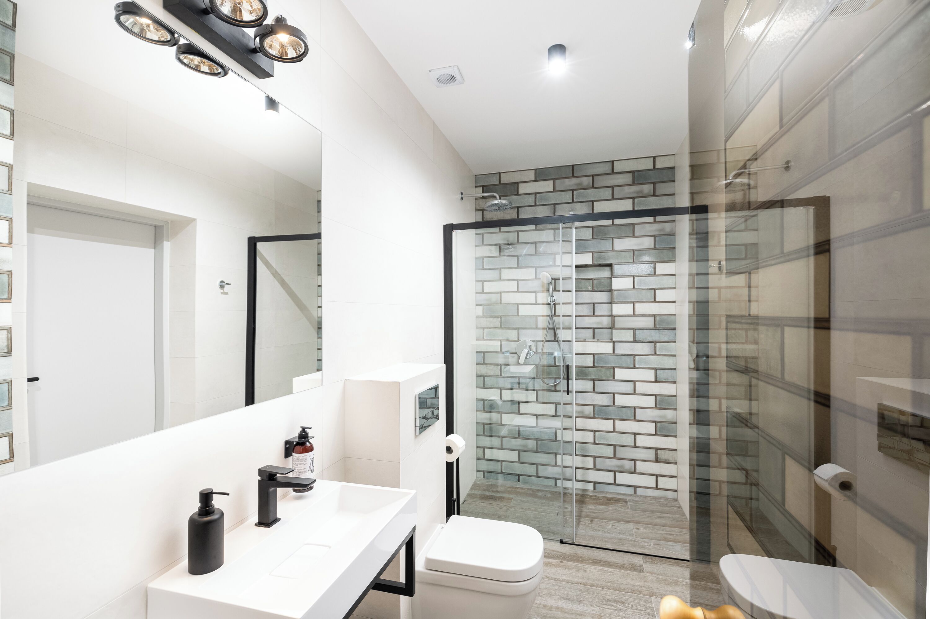 デラックス ダブルルーム | バスルーム | ヘアドライヤー、石鹸、シャンプー、トイレットペーパー