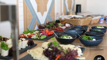 Tägliches Frühstücksbuffet (50 PLN pro Person)