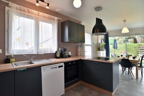 Kühlschrank, Mikrowelle, Ofen, Geschirrspüler