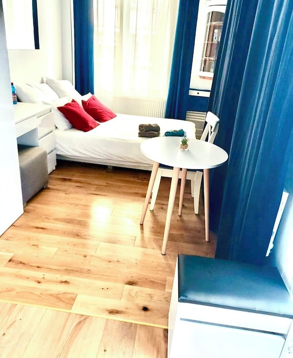 1 habitación, tabla de planchar con plancha y cuna de viaje 
