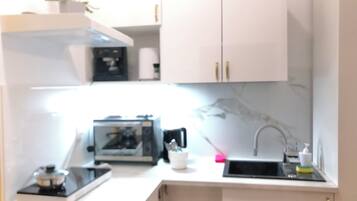 Geladeira, micro-ondas, fogão, cooktop