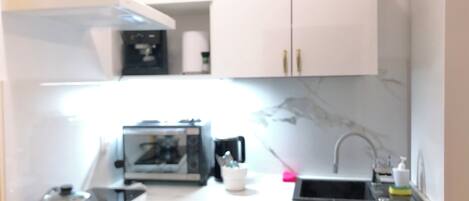 Réfrigérateur, micro-ondes, four, plaque de cuisson