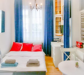 1 habitación, tabla de planchar con plancha y cuna de viaje 