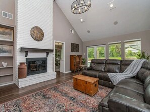 Smart-tv och eldstad