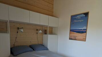 2 slaapkamers, een strijkplank/strijkijzer, reisbedje