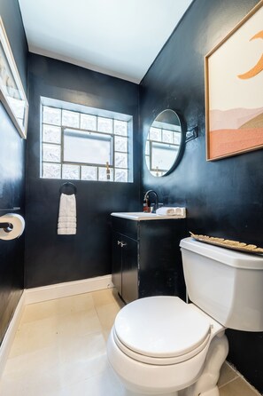 Sèche-cheveux, bidet, serviettes fournies, savon