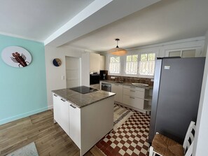 Kühlschrank, Ofen, Geschirrspüler, Kochgeschirr/Geschirr/Besteck