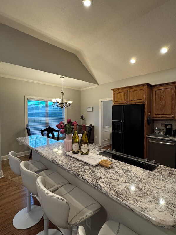 Fridge, microwave, oven, stovetop - Cozy home a way (Jackson)