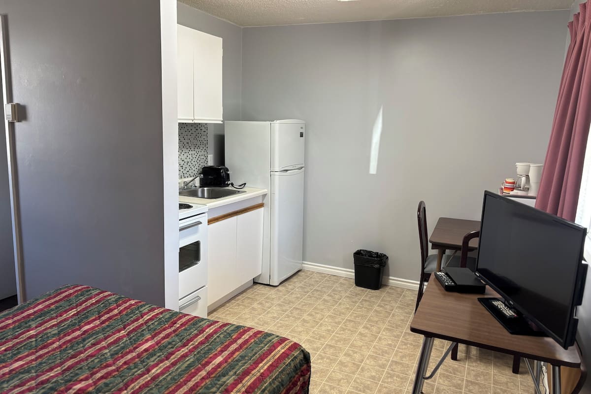 Elite Single Room, 2 Double Beds | Private kitchen | Mini-fridge, microwave, coffee/tea maker, toaster