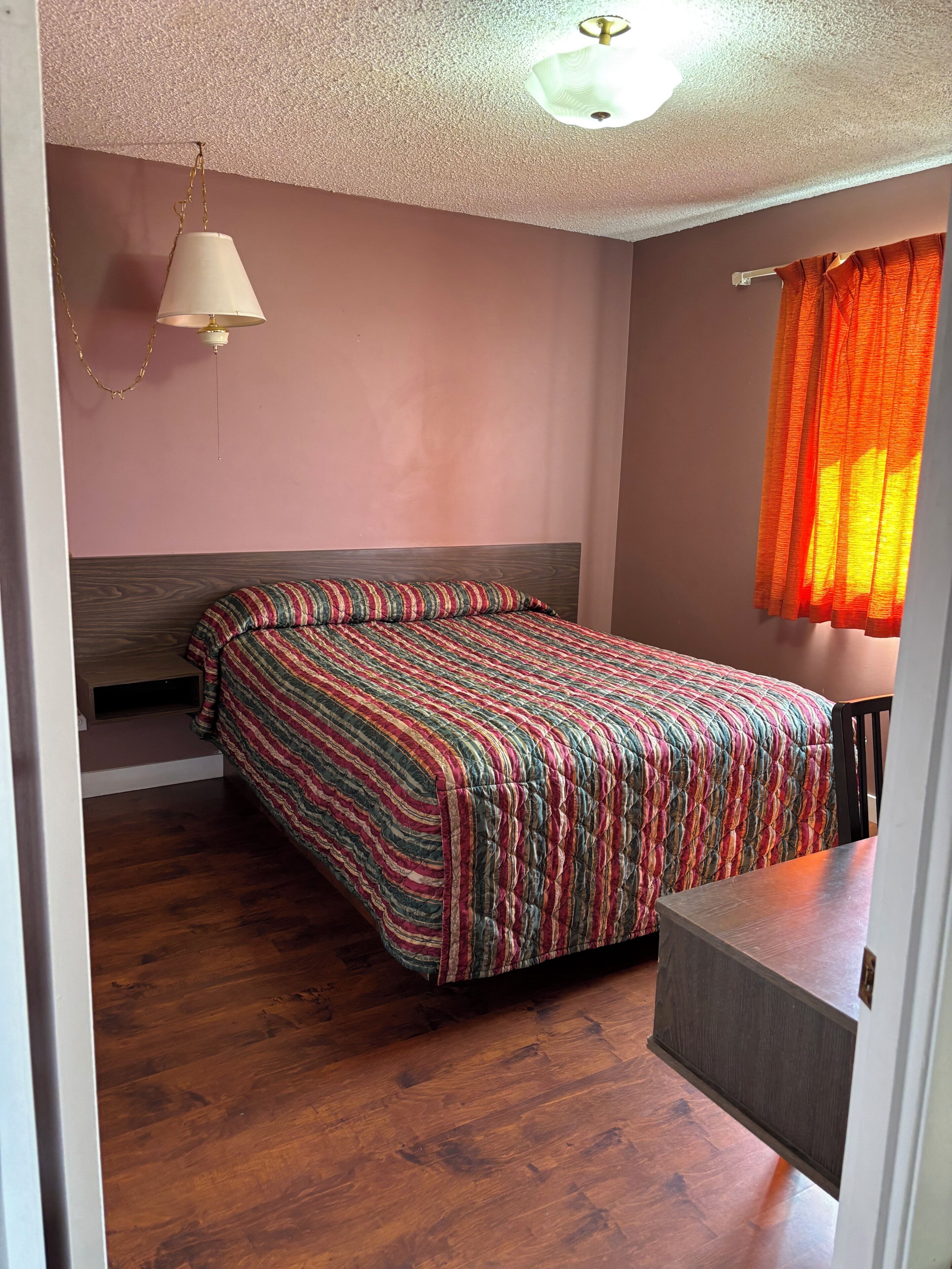 Familien-Doppelzimmer, Mehrere Betten, Stadtblick | Laptopgeeigneter Arbeitsplatz, kostenloses WLAN, Bettwäsche