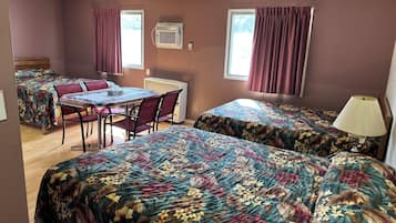 Rom – deluxe, flere senger, byutsikt | Skrivebord for bærbar PC, wi-fi (inkludert) og sengetøy