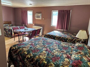 Laptop workspace, free WiFi, bed sheets - Lamplighter Viking Motel (Viking)