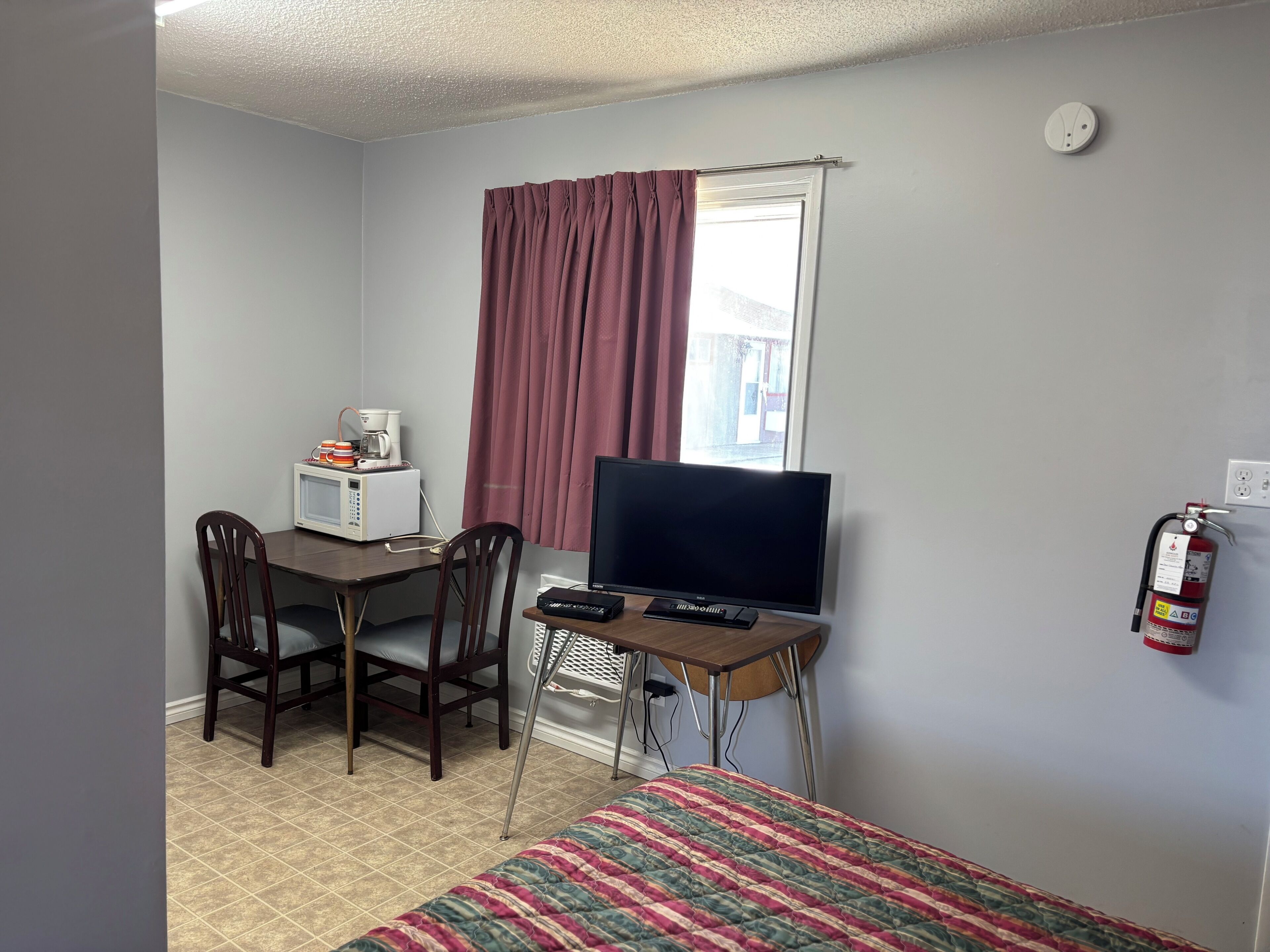 Elite-Einzelzimmer, 2 Doppelbetten | Laptopgeeigneter Arbeitsplatz, kostenloses WLAN, Bettwäsche