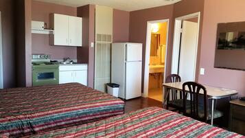 Habitación doble familiar, varias camas, vista a la ciudad | Espacio para trabajar con laptop, wifi gratis y ropa de cama