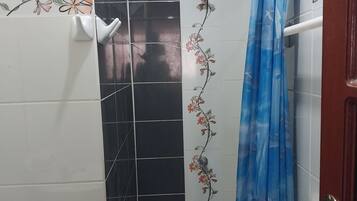 Een bidet, handdoeken, zeep, toiletpapier