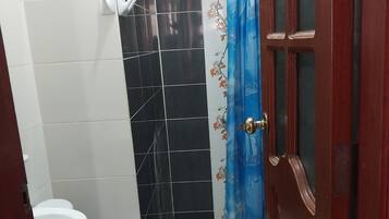Bidet, serviettes fournies, savon, papier toilette