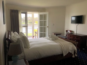 Individually furnished, desk, laptop workspace, blackout curtains - Douglas Riverside (Port Fairy)