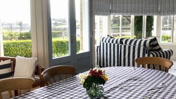 Signature House, Kitchen, Garden View | Living area