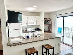 冷蔵庫、電子レンジ、オーブン、コンロ