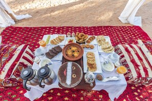 Free daily buffet breakfast - Merzouga Spirit Luxury Camp (Taouz)