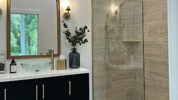 Bruser, hårtørrer, håndklæder