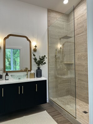 Shower, hair dryer, towels - Creative Cabins - Kobe's Cabin (Logan)