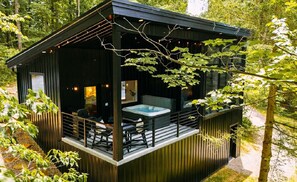 Outdoor spa tub - Creative Cabins - Kobe's Cabin (Logan)