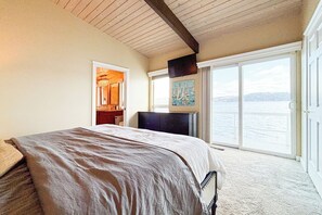3 bedrooms, desk, iron/ironing board, free WiFi - Near Seattle - Family Waterfront Escape on Hood Canal (Shelton)