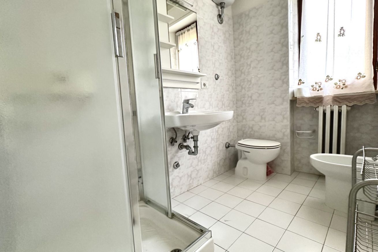 Un bagno con doccia, lavandino, WC e bidet.