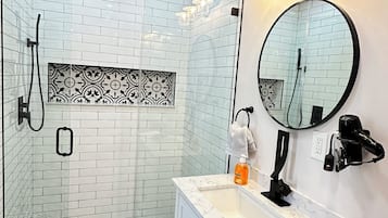 Douche, sèche-cheveux, serviettes fournies, savon