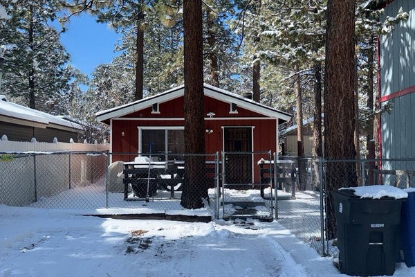 Snow covered Big Bear Cool Cabins, Cute Cozy Cabin