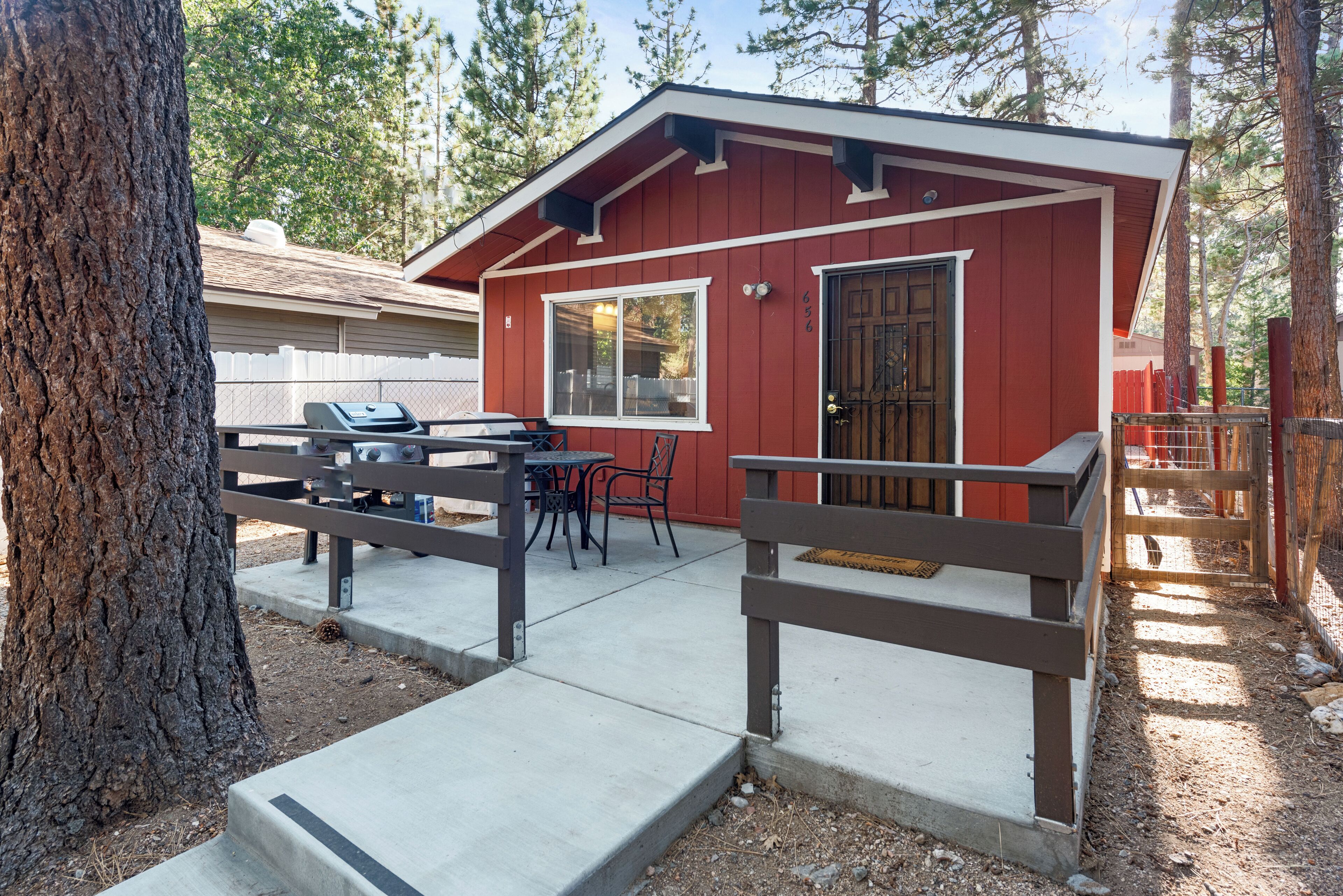 Cute Cozy Cabin - Nestled in the quiet neighborhood of Sugarloaf.