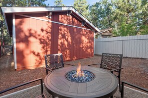 Terrace/patio - Cute Cozy Cabin - Nestled in the quiet neighborhood of Sugarloaf. Smart TV, Fireplace, BBQ (Sugarloaf)