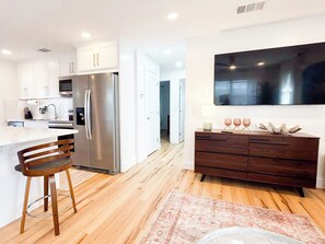 Jääkaappi, mikroaaltouuni, uuni, liesi