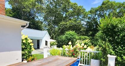 Family/pet friendly home in Hamptons w. Fire pit, pool, close to beaches/dining.