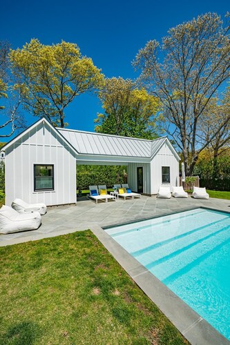 Family/pet friendly home in Hamptons w. Fire pit, pool, close to beaches/dining.