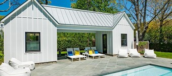 Family/pet friendly home in Hamptons w. Fire pit, pool, close to beaches/dining.