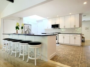 Een koelkast, een microgolfoven, een oven, een kookplaat