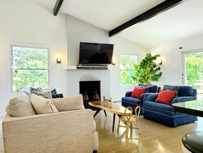 Smart TV, fireplace
