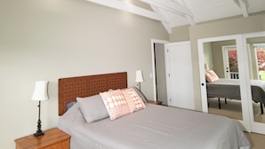 4 bedrooms, iron/ironing board, travel cot, WiFi - Walk to Woodinville Wineries - Game Room - Fire Pit (Redmond)