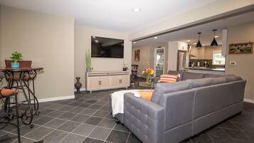 Smart TV, pebolim, livros