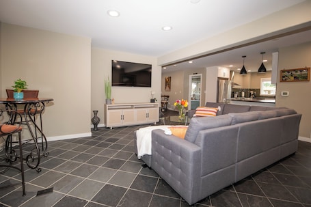 Smart TV, foosball, books. Walk to Woodinville Wineries - Game Room - Fire Pit