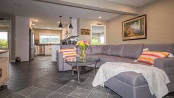 Smart TV, pebolim, livros