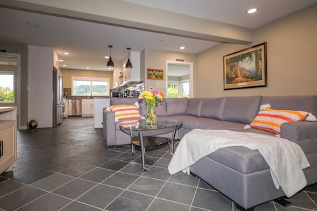 Smart TV, foosball, books. Walk to Woodinville Wineries - Game Room - Fire Pit