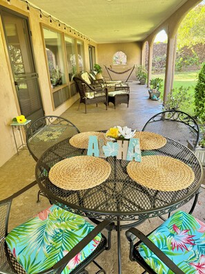 Outdoor dining - Hawaiian Family Paradise Retreat – Near Beach & Golf! (Waikoloa Village)