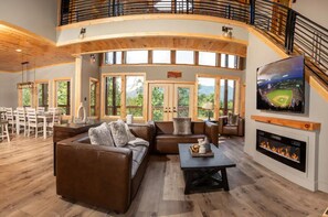 Smart TV, fireplace, table football - 3410 sq ft Very Large-Pool Community cabin, Mountain Views-4 King beds-POOL tble (Pigeon Forge)