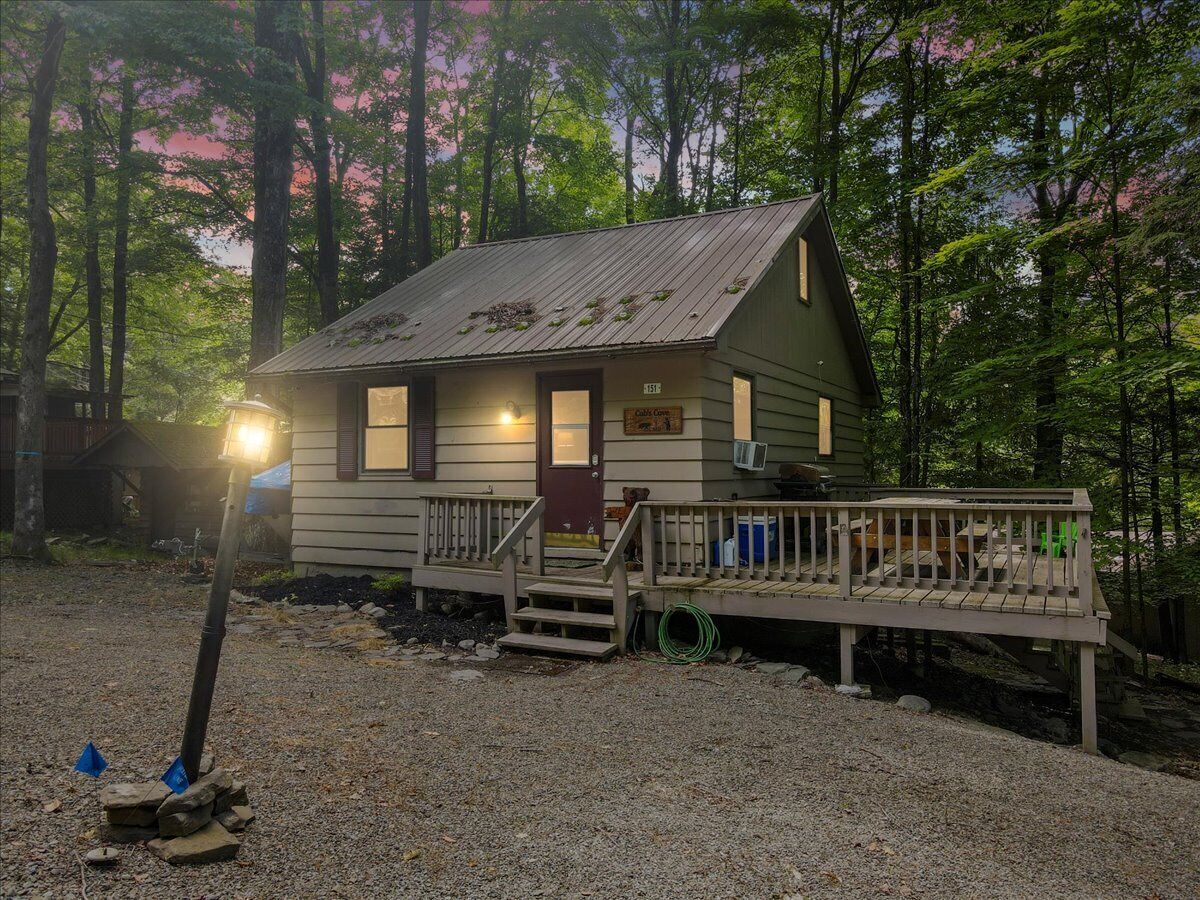 Pet Friendly Rustic Cabin at Lake Wallenpaupack w. Pool Access+Rentable BoatSlip